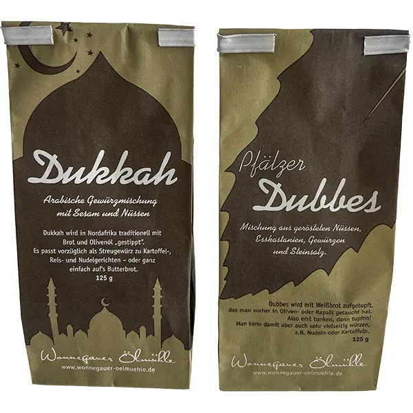 Zwei Tüten Gewürzmischungen. Dukkah, die asiatische Gewürzmischung und die pfälzer Gewürzmischung Dubbes.