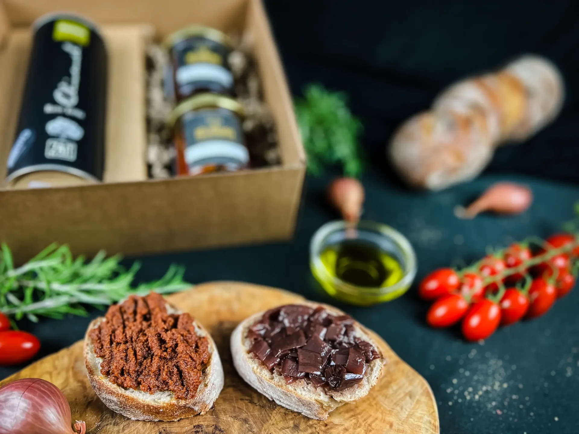Geschenk No. 04 Stimmungsbild Baguette mit Creme de Sud und Chalotten-Confit schöm angerichtet
