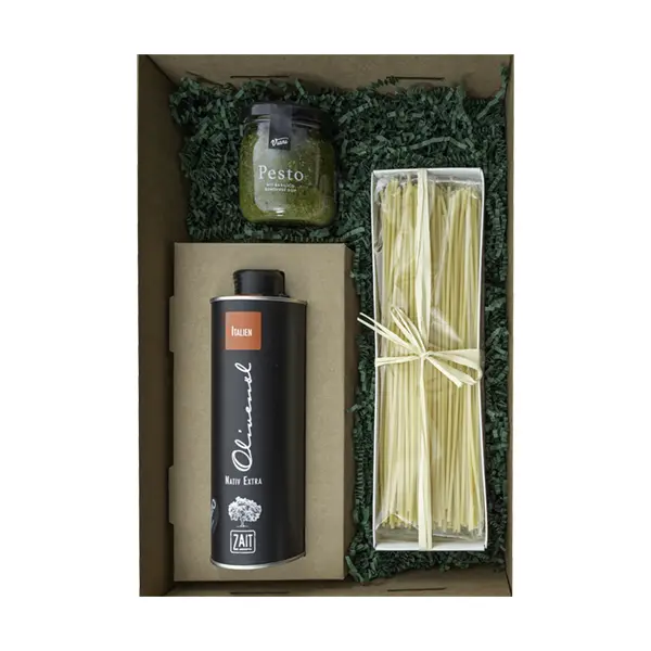 geschenkset 04 Enthalten sind eine 0,5l Dose natives Olivenöl extra von ZAIT aus Kampanien, Italien, ein Glas Pesto Genovese sowie eine Packung italienische Pasta. Die hochwertige Kombination eignet sich ideal für die Zubereitung eines authentischen italienischen Gerichts und ist in einem dekorativen Geschenkkarton arrangiert.