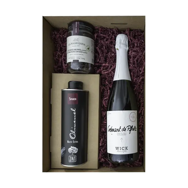 Geschenkset No. 06 mit Olivenöl und Cremant: Enthalten sind eine 0,5l Dose natives Olivenöl extra von ZAIT aus katalonien, Spanien, ein Glas schwarze Oliven von La Masrojana und eine Flasche Crémant de Pfalz vom Weingut Wick. Diese besondere Auswahl ist in einem schönen Geschenkkarton angerichtet.