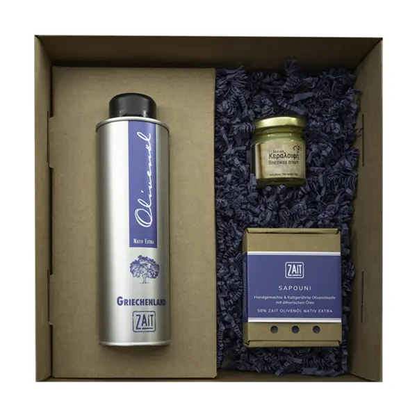 Geschenkset No. 07: Enthalten sind eine 0,25l Dose natives Olivenöl extra von ZAIT von Kreta, Griechenland, eine Bienenwachscreme sowie eine handgemachte Olivenölseife, arrangiert in einem dekorativen geschenkkarton. Diese Kombination aus hochwertigem Olivenöl und Pflegeprodukten bietet eine schöne Mischung für Feinschmecker und Liebhaber natürlicher Schönheitsprodukte.
