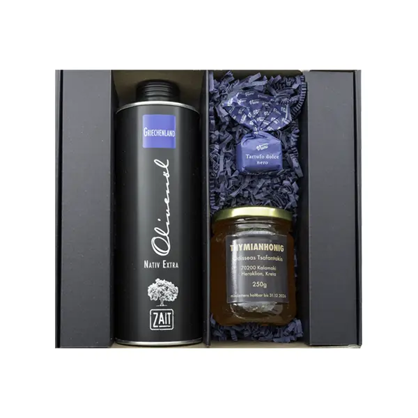 Geschenkkarton No. 13: Enthalten sind eine 0,5l Dose natives Olivenöl extra von ZAIT von Kreta, Griechenland, ein Glas kretischer Thymianhonig und eine Praline aus dunkler Schokolade in einem dekorativen geschenkkarton.