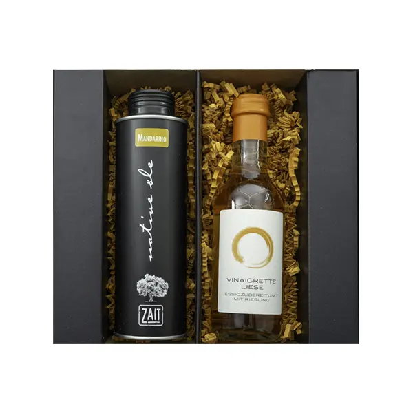 Geschenkset No. 20 mit Olivenöl und Vinaigrette: Enthalten sind eine 0,25l Dose Mandarinenöl von ZAIT und eine Flasche Vinaigrette Liese, eine Essigzubereitung mit Riesling. Diese edle Kombination eignet sich zur Verfeinerung von Salaten und mediterranen Gerichten und ist ein schönes Geschenk für Feinschmecker.