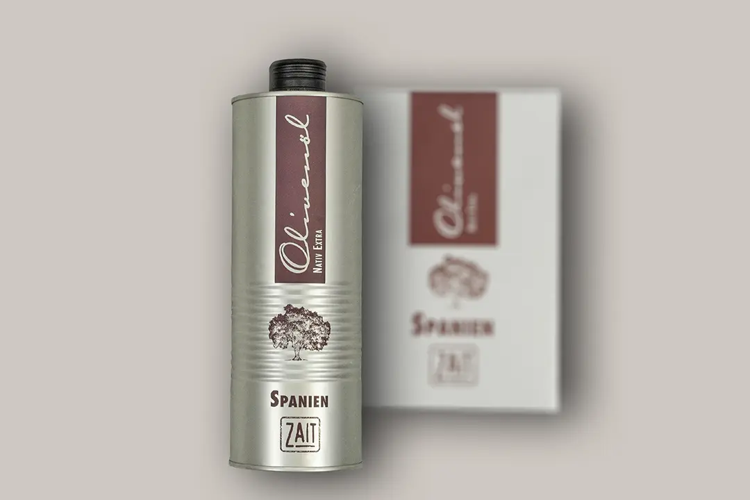 Eine 1l Dose zait Olivenöl und im Hintergrund eine 3l Bag in Box zait Olivenöl