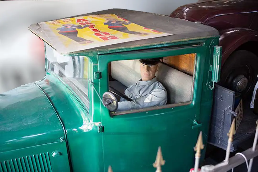 Der LKW auf dem Bild symbolisiert den Transport der ersten Olivenöle der neuen Ernte zu uns.