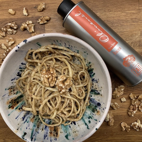 spaghetti walnuss mit zait olivenoel kampanien