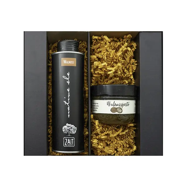 Geschenkset No. 22 mit Walnuss-Spezialitäten: Enthalten sind eine 0,25l Dose natives Walnussöl von ZAIT und ein Glas Walnusspesto in einem dekorativen Geschenkkarton.