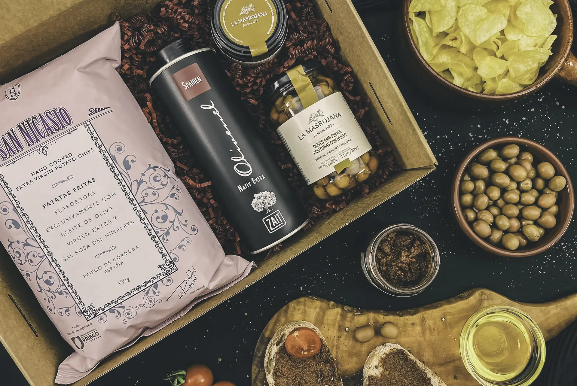 Geschenk von zait mit Olivenöl, Oliven und Chips.