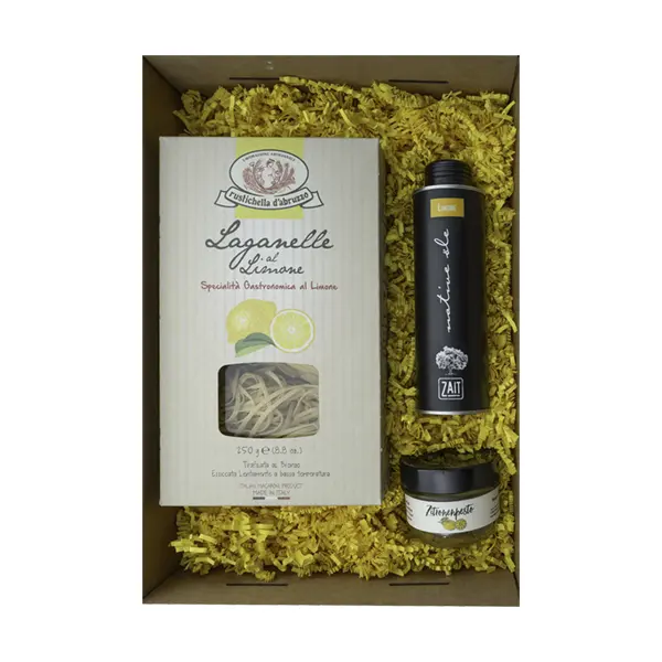 Geschenkset No. 18 mit Zitronen-Spezialitäten: Enthalten sind eine Packung Laganelle-Pasta mit Zitronengeschmack, eine 0,25l Dose Zitronenöl von ZAITund ein Glas Zitronenpesto. Diese erfrischende Kombination ist mit leuchtenden Gelbtönen in einem ansprechenden Geschenkkarton arrangiert.