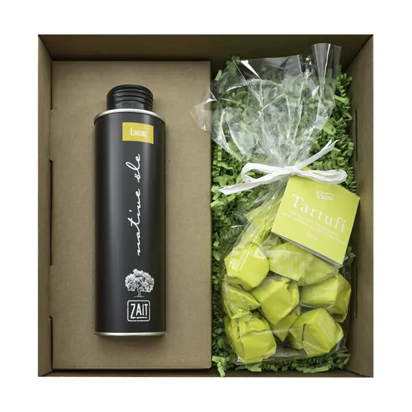 Geschenkset No. 17 mit Zitronenaromen: Enthalten sind eine 0,25l Dose Zitronenöl von ZAIT und eine Packung Zitronen-Trüffelpralinen. Diese frische und süße Geschenkkombination kommt in einem dekorativen Geschenkkarton.
