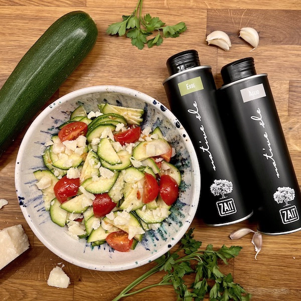 zucchinisalat mit zait kraeuteroel und knoblauchoel